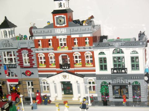 #10251 LEGO Creator Brick Bank 93