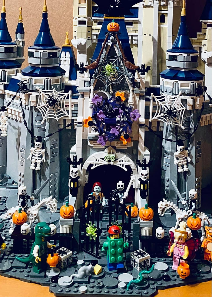 LEGO Halloween Village 10