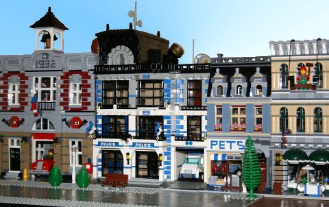 LEGO Modular Police Station by ezzkazz